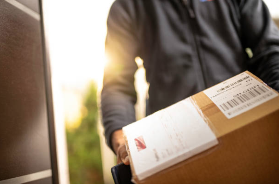 Không có thẻ chứng minh độ tuổi, cụ già 92 bị nhân viên Amazon từ chối giao rượu - 1 Không có thẻ chứng minh độ tuổi, cụ già 92 bị nhân viên Amazon từ chối giao rượu - 1