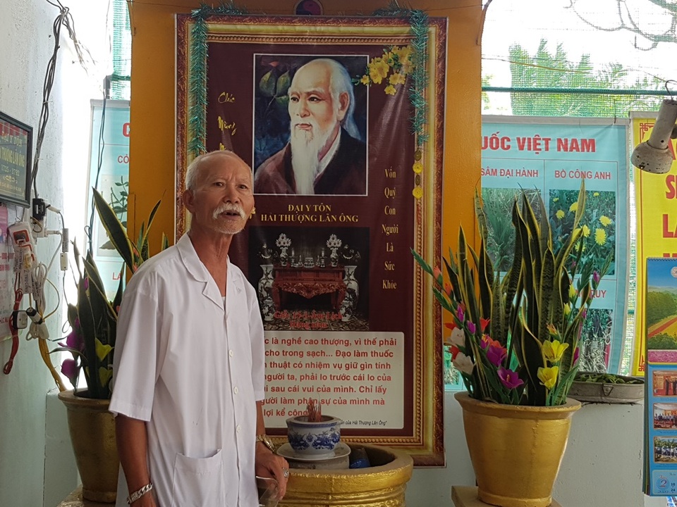 Lương y già mấy chục năm bốc thuốc miễn phí giúp người nghèo - 2 Lương y già mấy chục năm bốc thuốc miễn phí giúp người nghèo - 2