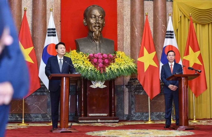 Chủ tịch nước Võ Văn Thưởng và Tổng thống Yoon Suk Yeol đồng chủ trì họp báo.