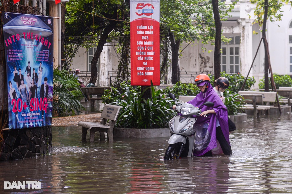 Sân trường đại học ở Hà Nội lênh láng nước, sinh viên bì bõm dắt xe - 3 Sân trường đại học ở Hà Nội lênh láng nước, sinh viên bì bõm dắt xe - 3