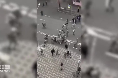 Cảnh sát đấu súng với người bạo loạn ở Kazakhstan