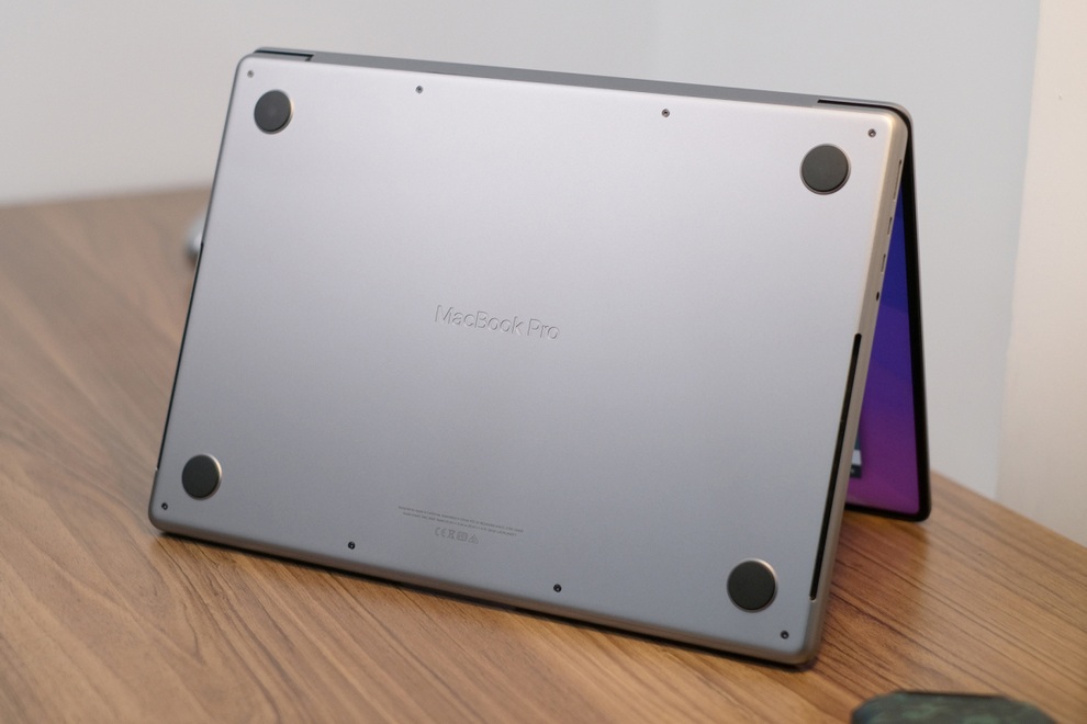 Cận cảnh MacBook Pro tai thỏ tại Việt Nam, giá hơn 50 triệu đồng - 7 Cận cảnh MacBook Pro tai thỏ tại Việt Nam, giá hơn 50 triệu đồng - 7