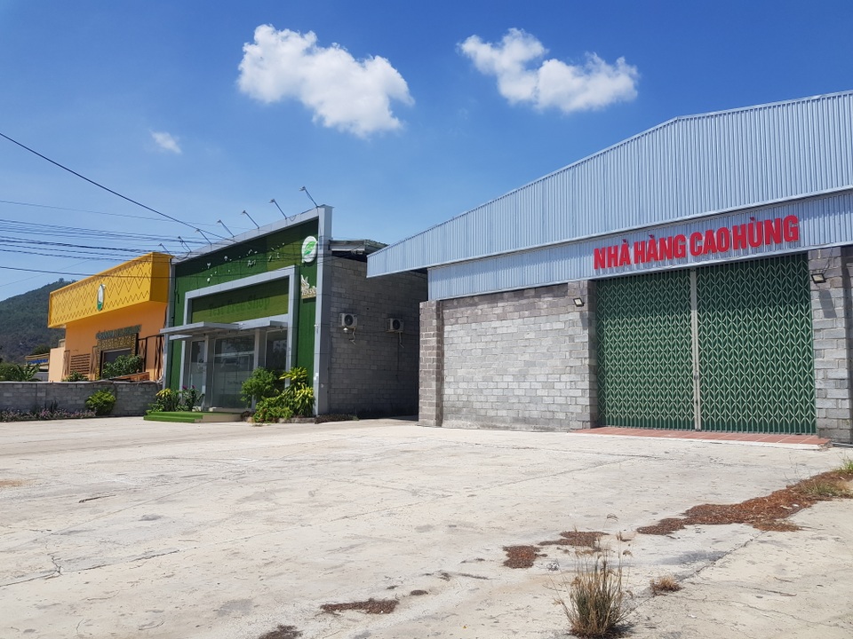 Loạt showroom đón khách Trung Quốc xây trái phép vẫn chưa bị tháo dỡ - 5 Loạt showroom đón khách Trung Quốc xây trái phép vẫn chưa bị tháo dỡ - 5