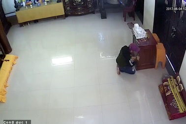 ​Đối tượng Nguyễn Quang Hiệp cạy hòm công đức trong chùa