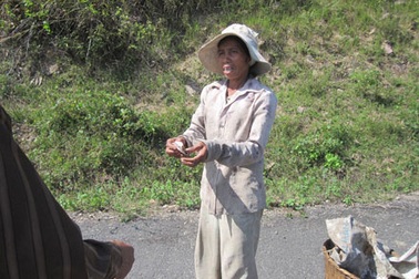 Những người phụ nữ nhặt rác “không thích làm giàu”