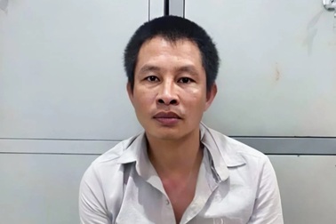 Khởi tố kẻ vác dao đuổi chém bố, sát hại mẹ