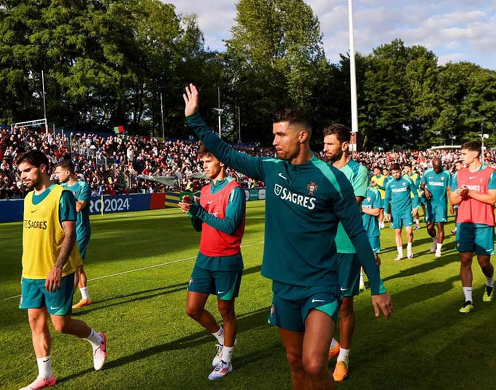 C.Ronaldo's shocking training session, fans climbed into the field and caused chaos - 1