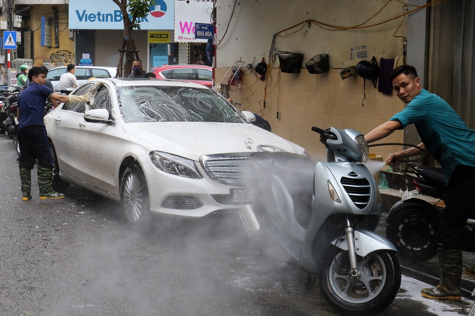 Hà Nội: Rửa xe 200 nghìn đồng/lượt, khách vẫn ùn ùn xếp hàng - 5 Hà Nội: Rửa xe 200 nghìn đồng/lượt, khách vẫn ùn ùn xếp hàng - 5
