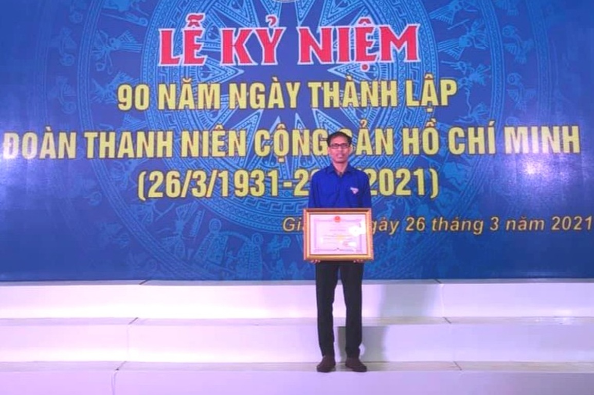 Thầy giáo Jrai ăn cơm độn lấy bằng Thạc sĩ, gieo chữ cho học trò nghèo - 1 Thầy giáo Jrai ăn cơm độn lấy bằng Thạc sĩ, gieo chữ cho học trò nghèo - 1