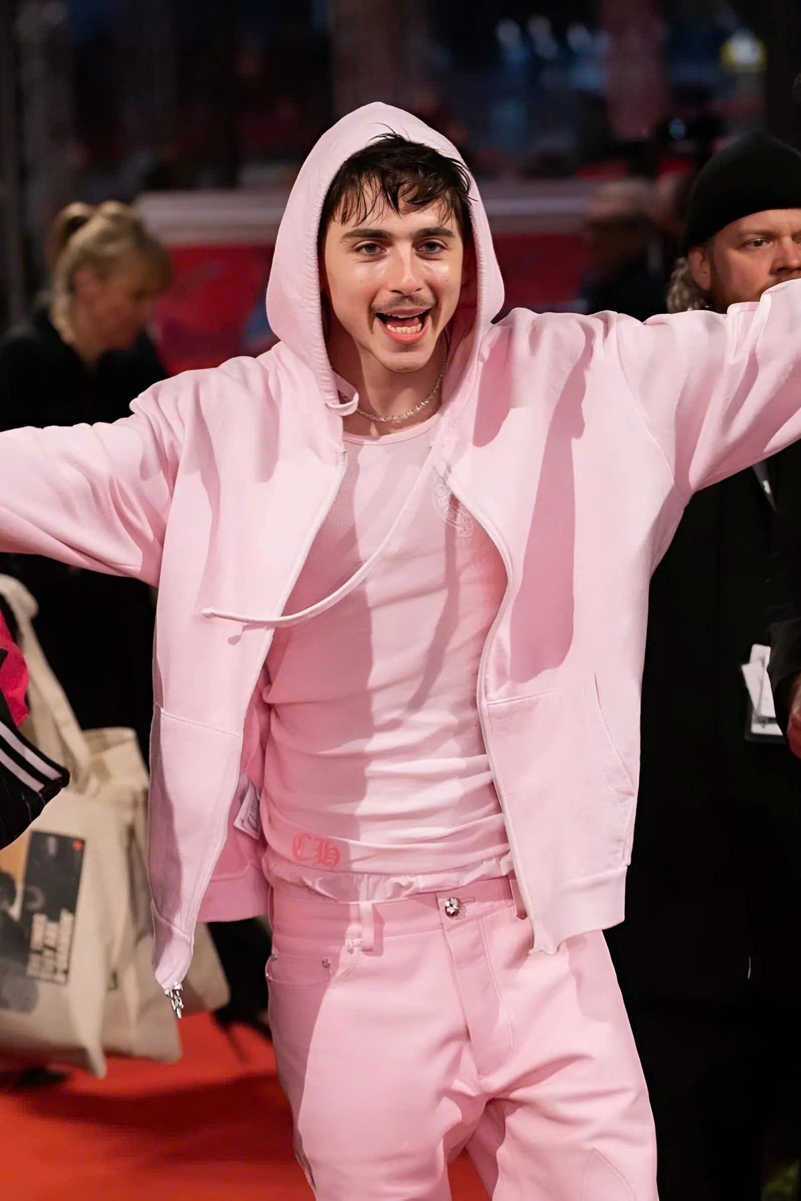 View - "Hoàng tử điện ảnh" Timothée trở nên lòe loẹt khi yêu bạn gái triệu phú USD | Báo Dân trí