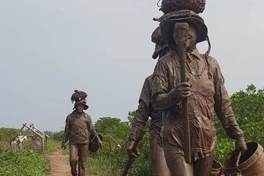 Mất việc vì Covid-19: Lễ tân du thuyền hạng sang đi mò cua bắt ốc