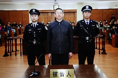 Quan tham giấu tiền tấn trong nhà lĩnh án tử