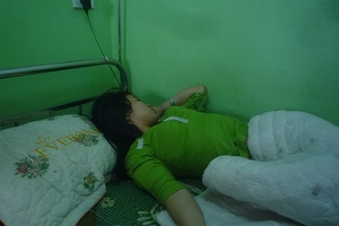 Không truy tố chủ quản đổ keo 502 vào tay công nhân