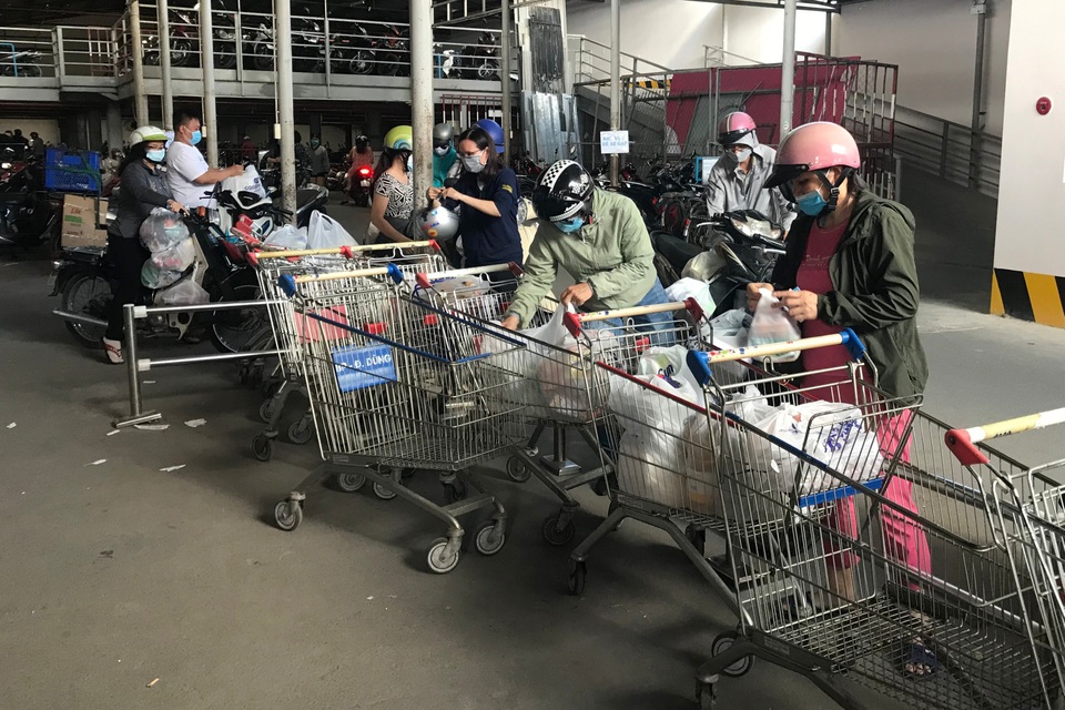 TPHCM: Sau lệnh giãn cách xã hội, siêu thị đông nghẹt, cạn hàng - 11 TPHCM: Sau lệnh giãn cách xã hội, siêu thị đông nghẹt, cạn hàng - 11