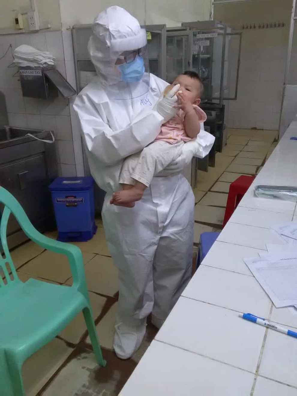 Xúc động hình ảnh em bé mắc Covid-19 bú sữa trong vòng tay nữ bác sĩ - 3 Xúc động hình ảnh em bé mắc Covid-19 bú sữa trong vòng tay nữ bác sĩ - 3