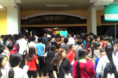 Hàng ngàn thí sinh, phụ huynh chen lấn vào nộp hồ sơ tại Đại học Huế