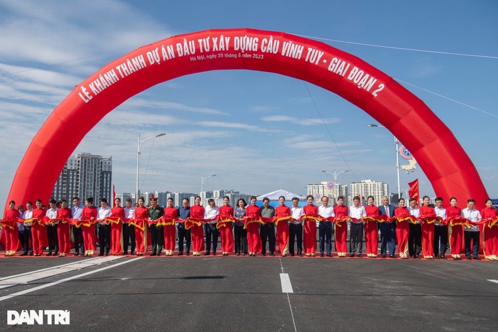 Thủ tướng Phạm Minh Chính cắt băng khánh thành cầu Vĩnh Tuy 2 - 4 Thủ tướng Phạm Minh Chính cắt băng khánh thành cầu Vĩnh Tuy 2 - 4