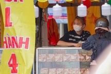 Doanh thu 8 triệu/ngày, tiểu thương vẫn lo phải ăn bánh trung thu thay cơm