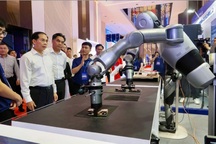 Giám đốc WEF: Người trẻ cần chuẩn bị để làm việc chung với người máy