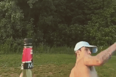 Justin Bieber đá nắp chai cực ngầu nhưng so với diva Mariah Carey thì không đáng nói