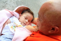 Cháu bé khuyết tật bị bỏ rơi trước cổng chùa