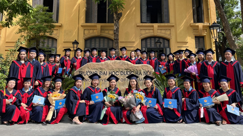 Trường ĐH Dược Hà Nội trao bằng tốt nghiệp tới hơn 800 học viên, sinh viên - 2 Trường ĐH Dược Hà Nội trao bằng tốt nghiệp tới hơn 800 học viên, sinh viên - 2