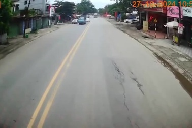 Xe bồn để rơi hai bánh khi đang chạy trên đường cực nguy hiểm