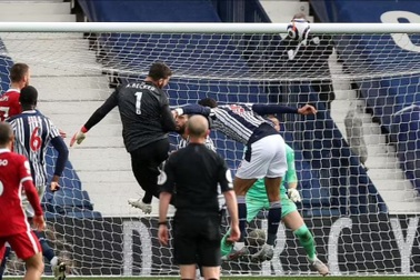 HLV Jurgen Klopp nói điều bất ngờ về bàn thắng của thủ thành Alisson Becker
