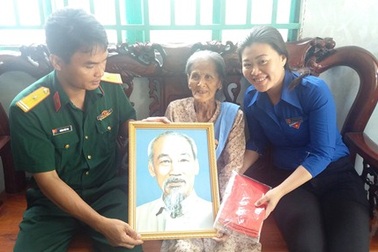 Tỉnh đoàn Hậu Giang tặng ảnh Bác cho Mẹ Việt Nam anh hùng
