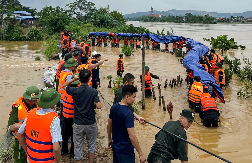 Khẩn cấp chống tràn tuyến đê Hà Châu ở Thái Nguyên - 1