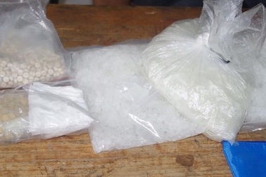 Bắt giữ cặp vợ chồng vận chuyển hơn 2 kg ma túy tổng hợp qua biên giới