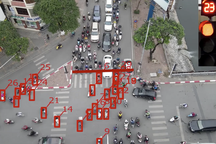 87 xe gắn máy, ôtô vượt đèn đỏ trong chưa đầy 2 phút tại một ngã tư Hà Nội