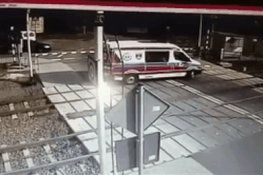 Kinh hoàng ô tô cố tình vượt rào chắn bị tàu hỏa lao trúng