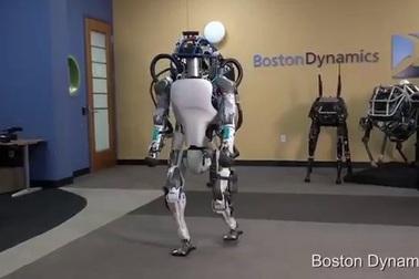 Robot Atlas di chuyển ở những địa hình khó và đứng dậy sau khi bị đẩy ngã
