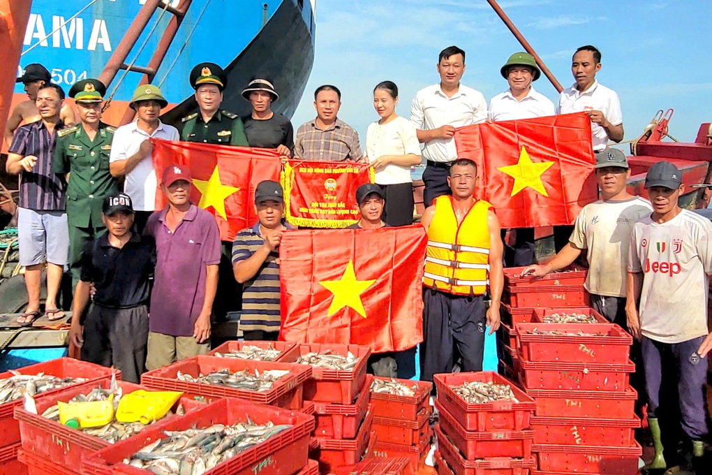 Ra khơi chưa đầy một ngày, ngư dân thu về gần 300 triệu đồng - 2 Ra khơi chưa đầy một ngày, ngư dân thu về gần 300 triệu đồng - 2
