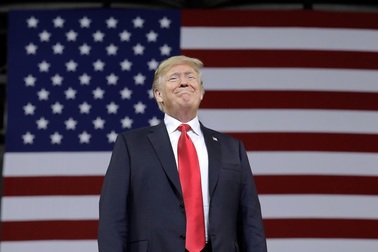 Ông Trump gây bão  mạng với bình luận "nước Pháp đang bốc cháy"