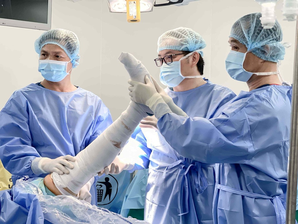 Vinmec Cần Thơ phẫu thuật thành công chấn thương khớp gối do đá bóng - 2 Vinmec Cần Thơ phẫu thuật thành công chấn thương khớp gối do đá bóng - 2