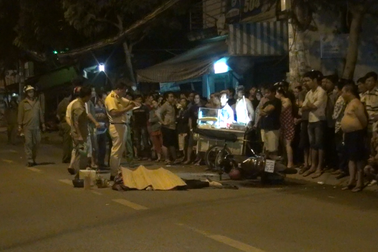 Va chạm với xe bán hàng rong, cô gái bị xe tải cán tử vong