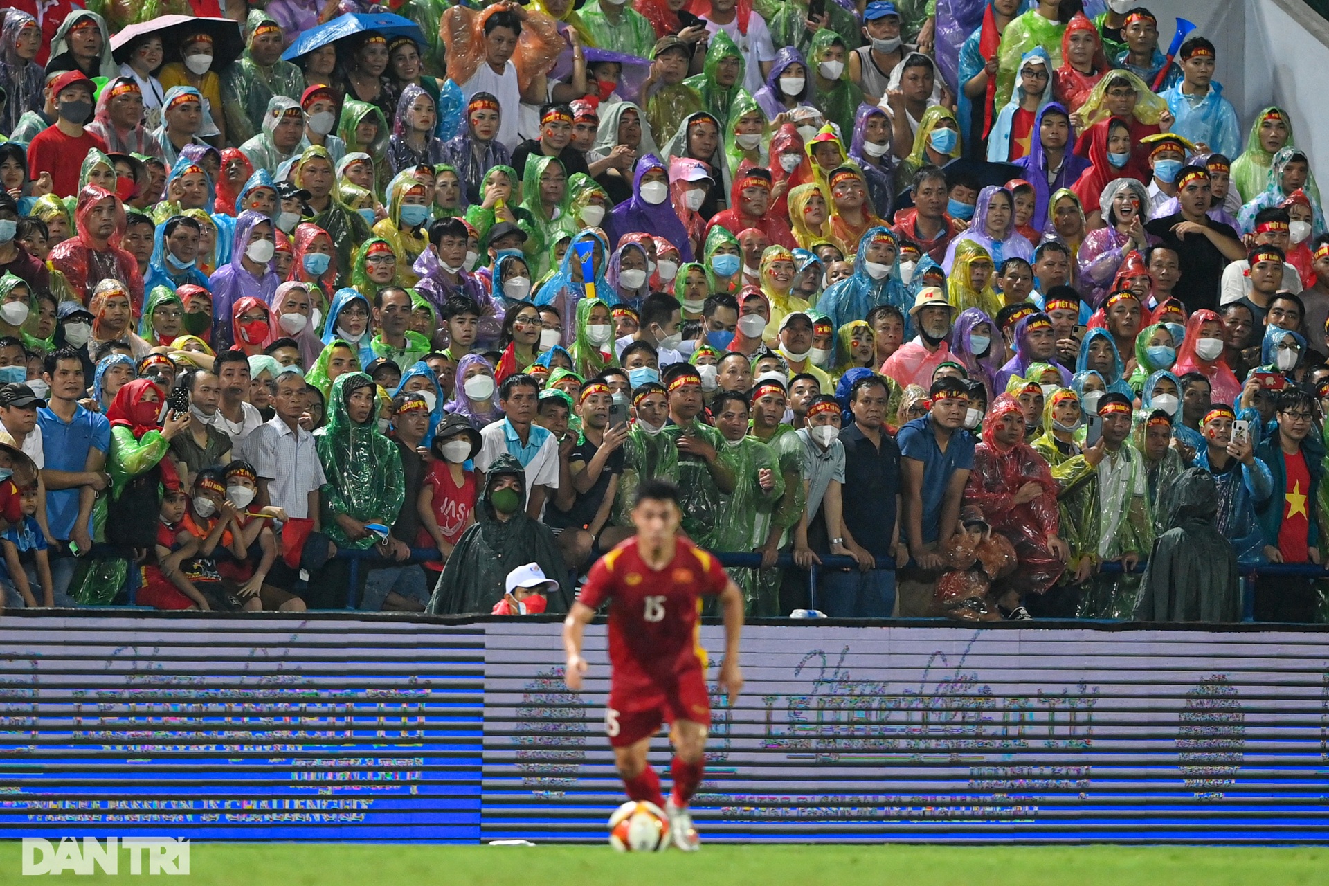 Biển người đội mưa chật kín sân Việt Trì cổ vũ U23 Việt Nam - 8