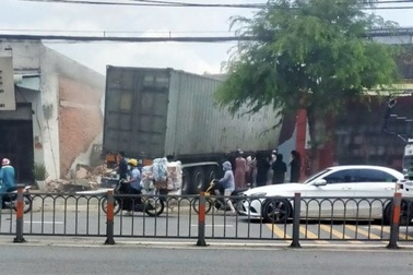 Xe đầu kéo container tông vào nhà dân ở TPHCM, tài xế tử vong tại chỗ