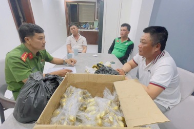 Bà chủ cửa hàng vật liệu đổi nhẫn vàng 5.000 USD lấy cổ vật giả