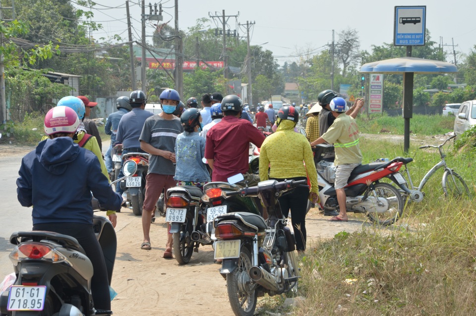 Người dân kéo đến nghía qua khe cửa căn nhà Tuấn “khỉ” bị tiêu diệt - 3 Người dân kéo đến nghía qua khe cửa căn nhà Tuấn “khỉ” bị tiêu diệt - 3