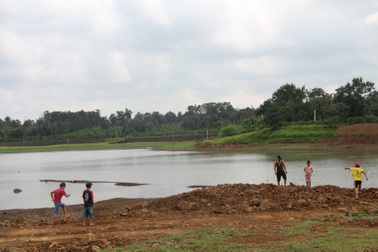 Phó Chủ tịch xã tự ý lấn chiếm hồ thủy lợi?