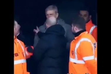 HLV Wenger nổi nóng với trọng tài