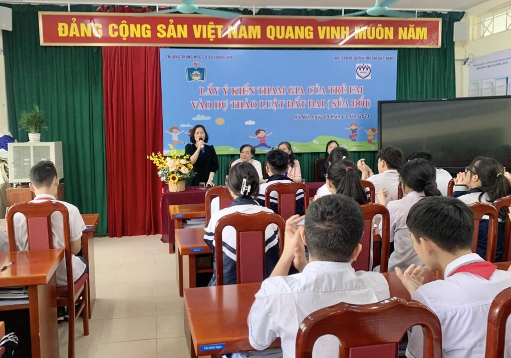 Hà Nội: Xôn xao hình ảnh lấy ý kiến trẻ em về dự thảo Luật Đất đai - 2 Hà Nội: Xôn xao hình ảnh lấy ý kiến trẻ em về dự thảo Luật Đất đai - 2