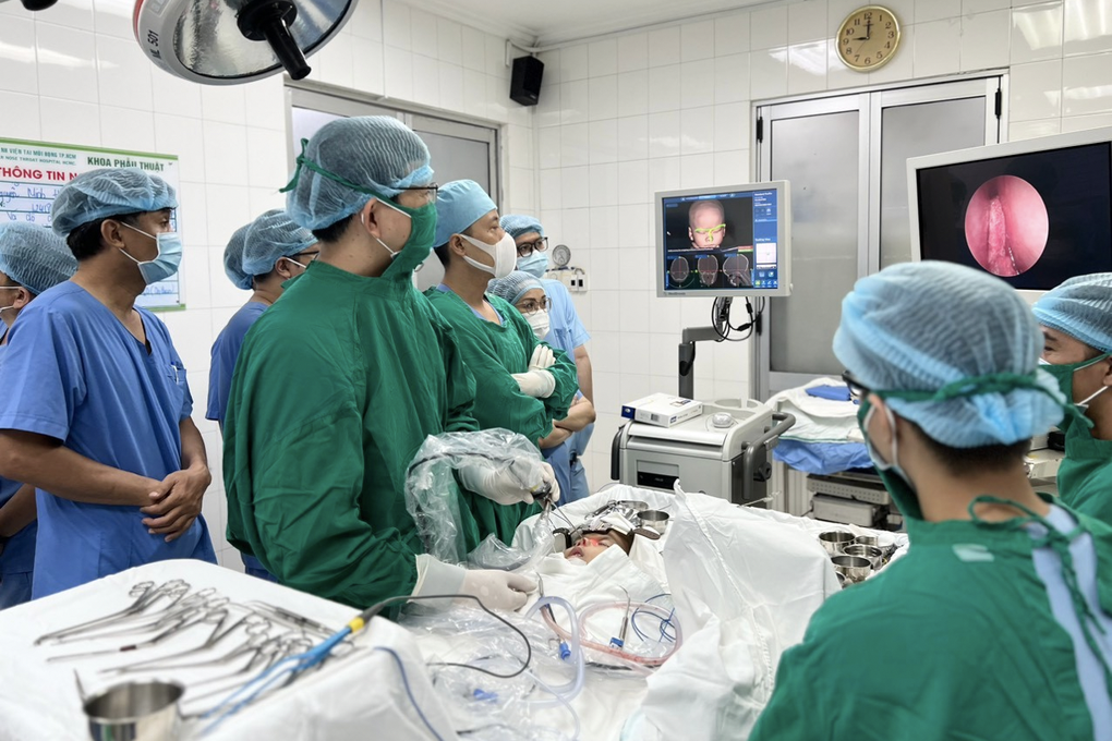 Chạy giỡn ở nhà, bé trai 3 tuổi bị chiếc đũa cắm xuyên mũi, thủng sọ - 2 Chạy giỡn ở nhà, bé trai 3 tuổi bị chiếc đũa cắm xuyên mũi, thủng sọ - 2
