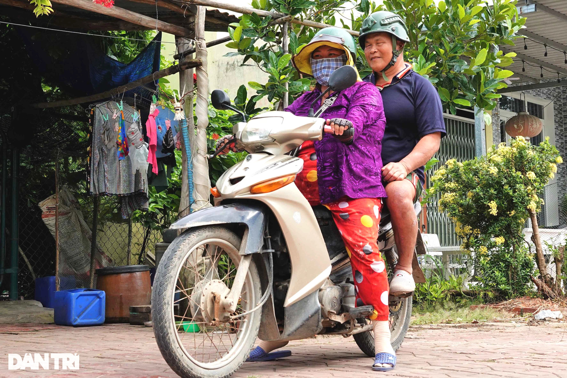Nể phục lão mù có tài lặn biển, bắt con nào dính con đó - 2 Nể phục lão mù có tài lặn biển, bắt con nào dính con đó - 2