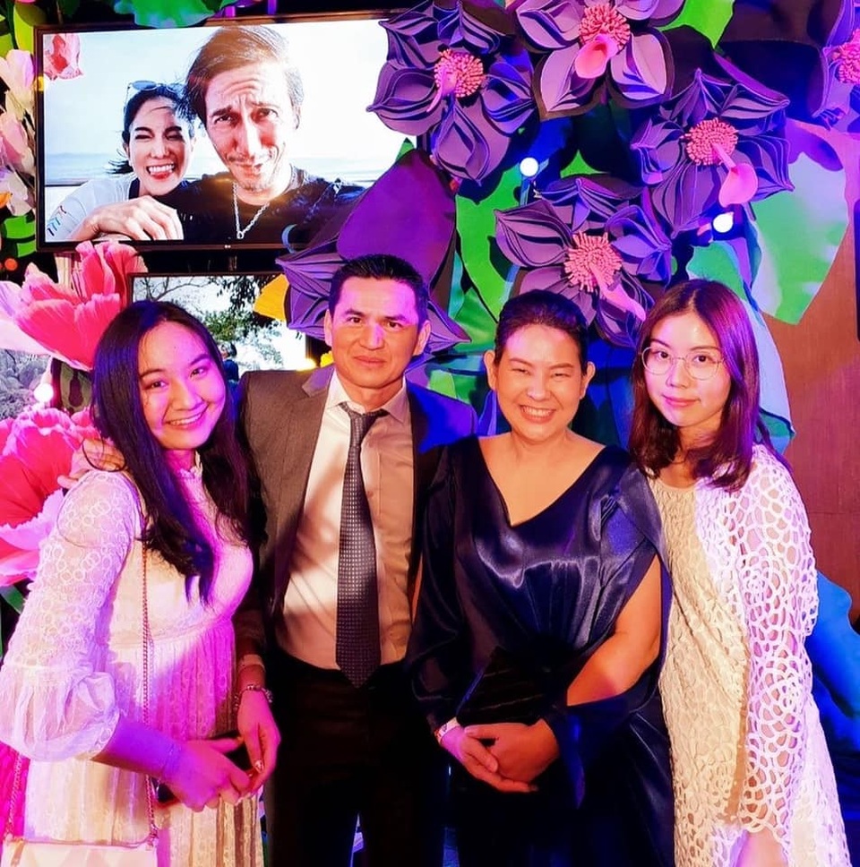 Kiatisuk hát bài Hãy về đây bên anh trong tiệc chia tay gia đình - 1 Kiatisuk hát bài Hãy về đây bên anh trong tiệc chia tay gia đình - 1