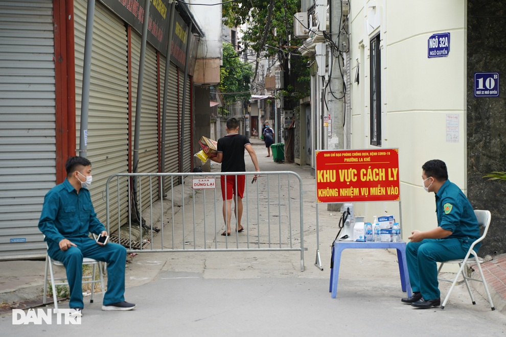 Phun khử khuẩn, xét nghiệm Covid-19 một khu dân cư và chợ dân sinh ở Hà Nội - 1 Phun khử khuẩn, xét nghiệm Covid-19 một khu dân cư và chợ dân sinh ở Hà Nội - 1