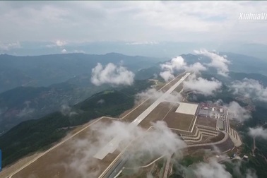 Trung Quốc mở cửa sân bay “nằm trên biển mây”